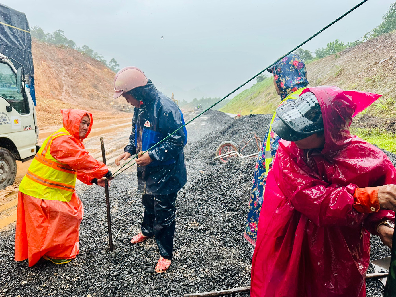 Ngay sau khi xảy ra sạt lở, lực lượng chức năng đã huy động người và phương tiện đến hiện trường để xử lý. Ngay sau khi xảy ra sạt lở, lực lượng chức năng đã huy động người và phương tiện đến hiện trường để xử lý.