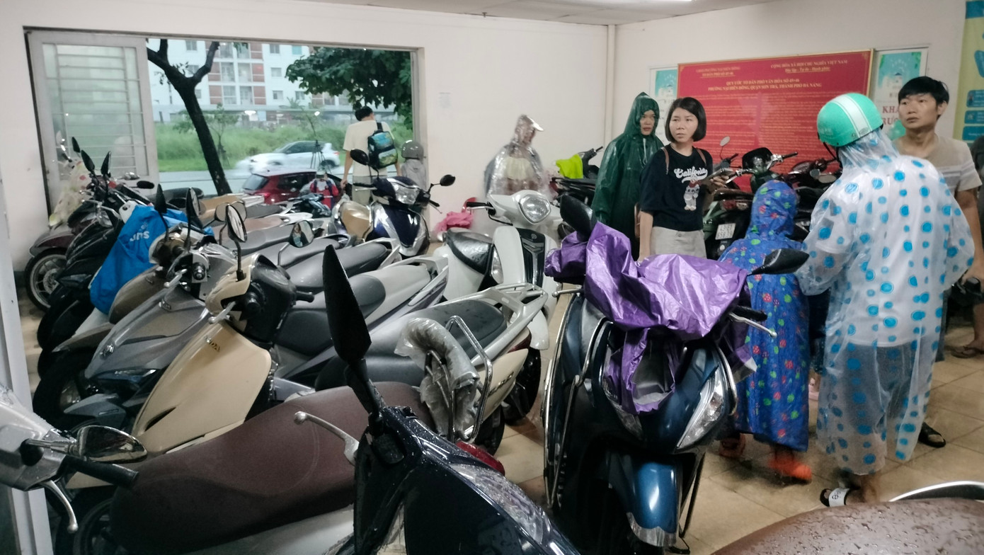 Tại một chung cư trên địa bàn phường Nại Hiên Đông (quận Sơn Trà) người dân đã di dời xe máy lên khỏi tầng hầm để tránh ngập. Nhà sinh hoạt cộng đồng, tiền sảnh chung cư trở thành nơi để xe của người dân khi mưa lớn. Tại một chung cư trên địa bàn phường Nại Hiên Đông (quận Sơn Trà) người dân đã di dời xe máy lên khỏi tầng hầm để tránh ngập. Nhà sinh hoạt cộng đồng, tiền sảnh chung cư trở thành nơi để xe của người dân khi mưa lớn.