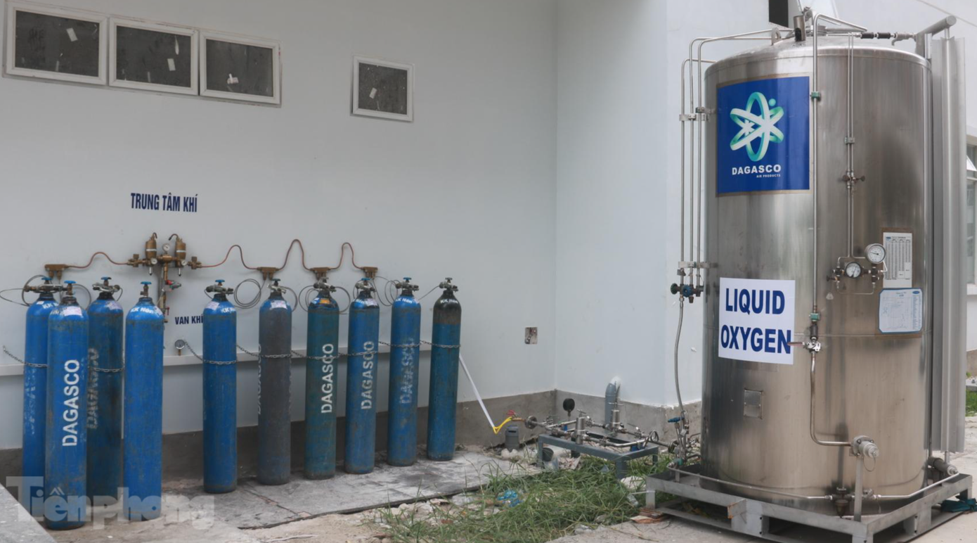 Trung tâm khí nơi sang chiết ôxy phục vụ nhu cầu chữa trị tại bệnh viện dã chiến đã được lắp đặt. Ảnh: Nguyễn Thành Trung tâm khí nơi sang chiết ôxy phục vụ nhu cầu chữa trị tại bệnh viện dã chiến đã được lắp đặt. Ảnh: Nguyễn Thành