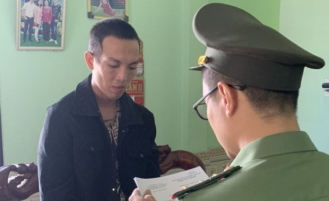 Tống đạt quyết định khởi tố đối với Phùng Xuân Ngọc. Tống đạt quyết định khởi tố đối với Phùng Xuân Ngọc.