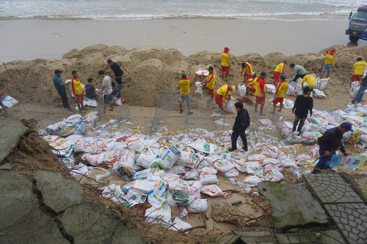 Về lâu dài, UBND TP. Đà Nẵng đang giao các cơ quan chức năng nghiên cứu, đánh giá và có giải pháp làm kè bê tông tại khu vực sạt lở. Sau khi được phê duyệt hồ sơ BQL các dự án đầu tư xây dựng các công trình NN&amp;PTNT sẽ triển khai thi công.