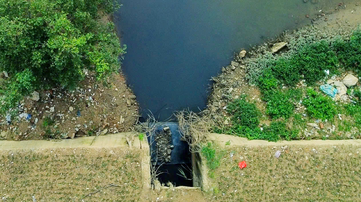 Cửa xả sau lưng Hội chợ triển lãm có màu đen, bốc mùi hôi khó chịu Cửa xả sau lưng Hội chợ triển lãm có màu đen, bốc mùi hôi khó chịu