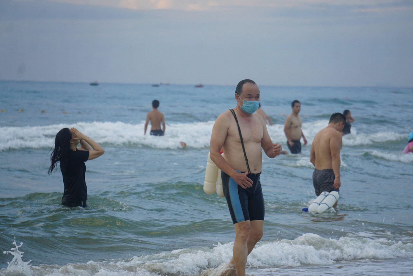 Mọi người tắm biển cũng được yêu cầu giữ khoảng cách ít nhất 1 mét với người khác; đeo khẩu trang trước và ngay sau khi tắm biển xong. Mọi người tắm biển cũng được yêu cầu giữ khoảng cách ít nhất 1 mét với người khác; đeo khẩu trang trước và ngay sau khi tắm biển xong.