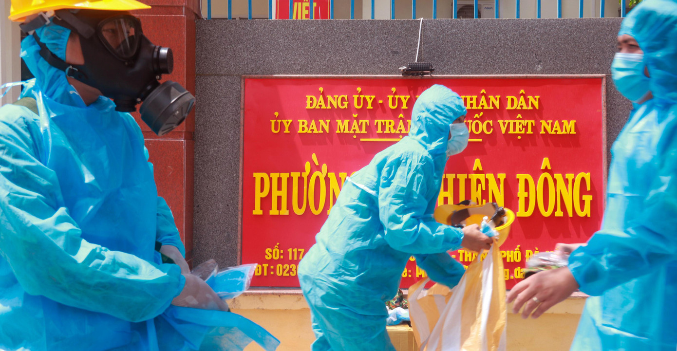 Thực hiện nhiệm vụ, trưa ngày 1/8, các cán bộ chiến sĩ thuộc lực lượng Bộ đội Hóa học (Quân Khu V) cùng với phương tiện, khí tài chuyên dụng đã có mặt ở phường Nại Hiên Đông (quận Sơn Trà) để tiến hành phu khử khuẩn các khu vực có nguy cơ cao về dịch COVID-19.