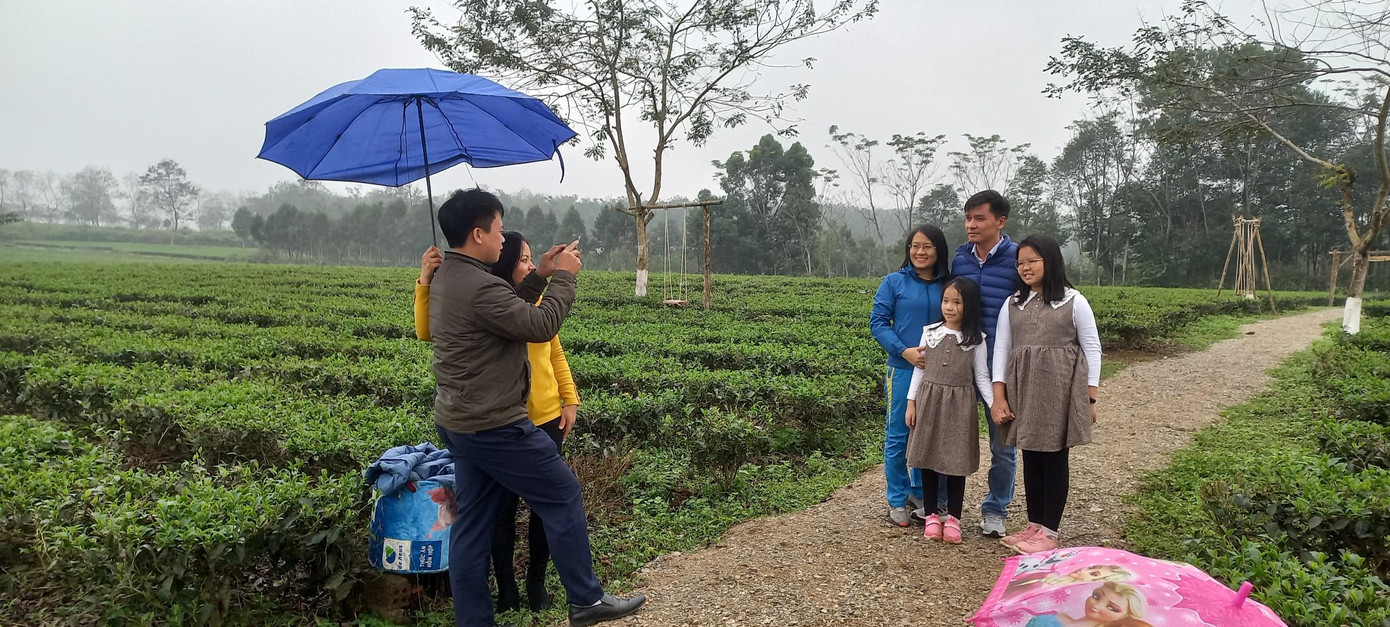 Cả gia đình cùng lưu lại khoảnh khắc đẹp bên những luống chè đang nảy lộc.