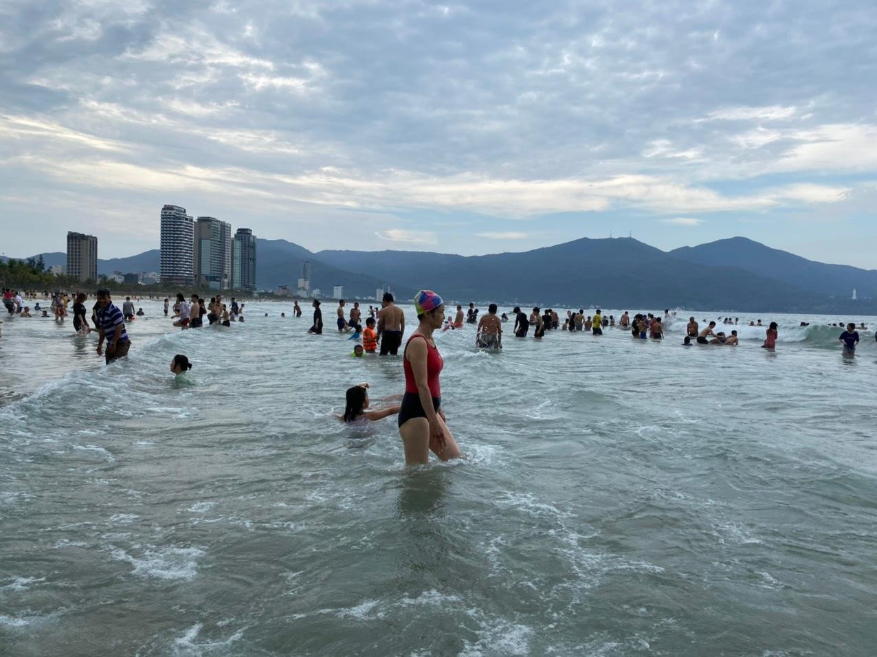 Từ khi mở cửa trở lại để đón du khách, biển Đà Nẵng đã dần hồi sinh, sôi động và nhộn nhịp trở lại, nhất là vào dịp cuối tuần.