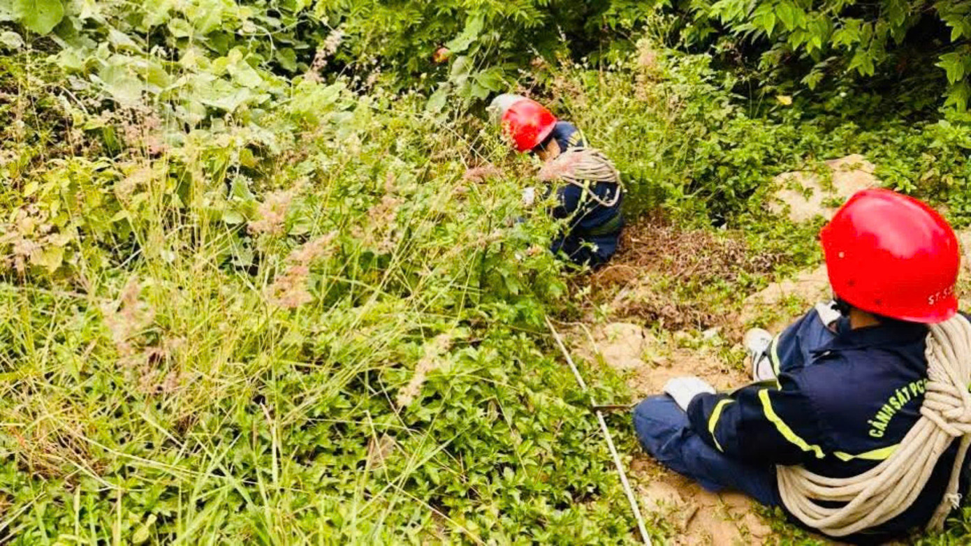 Các chiến sĩ thả dây, tiếp cận hiện trường để đưa thi thể du khách lên từ vực sâu. Các chiến sĩ thả dây, tiếp cận hiện trường để đưa thi thể du khách lên từ vực sâu.