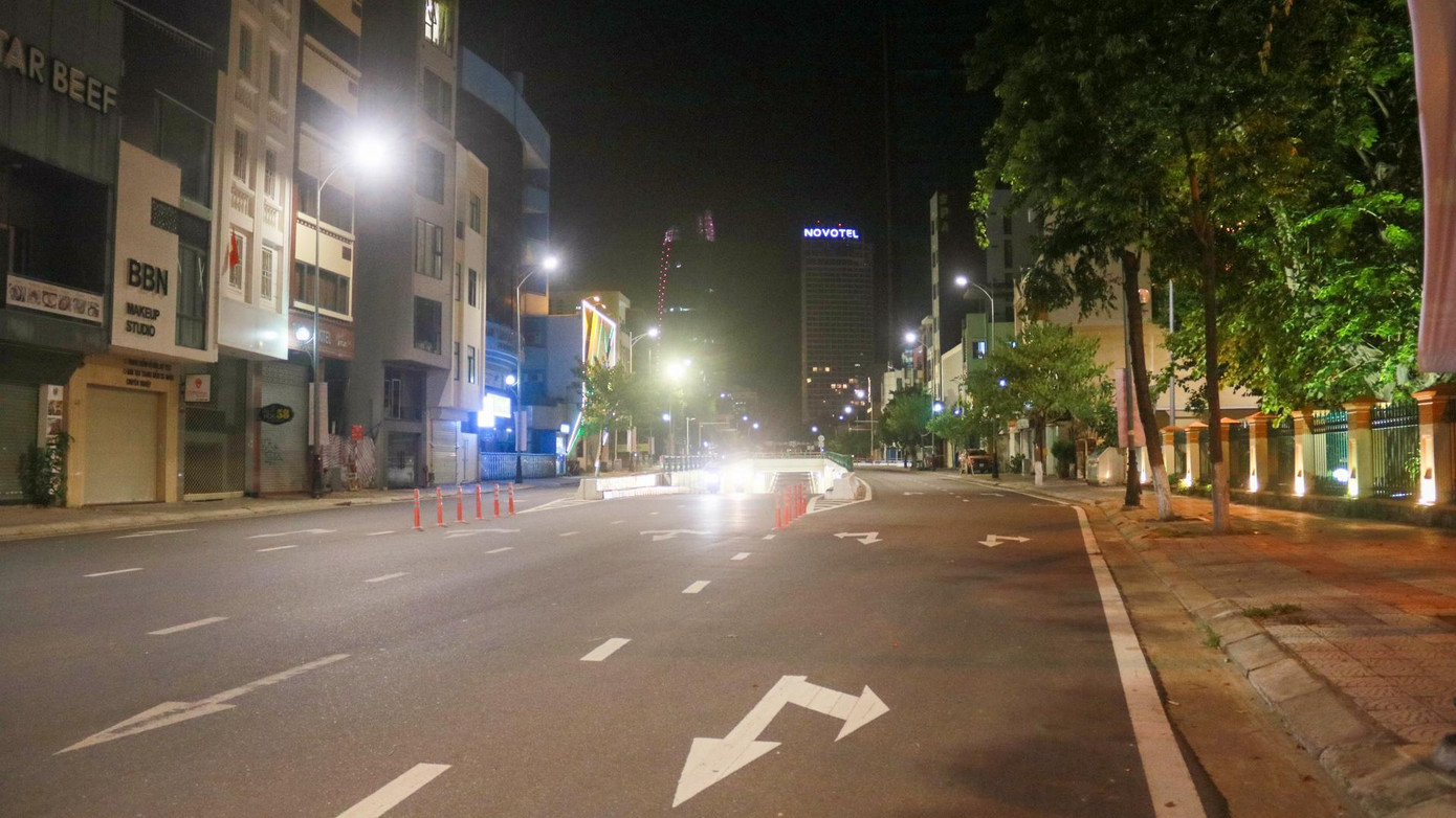 Đường Trần Phú dẫn về trung tâm TP Đà Nẵng thưa thớt người và phương tiện. Đường Trần Phú dẫn về trung tâm TP Đà Nẵng thưa thớt người và phương tiện.