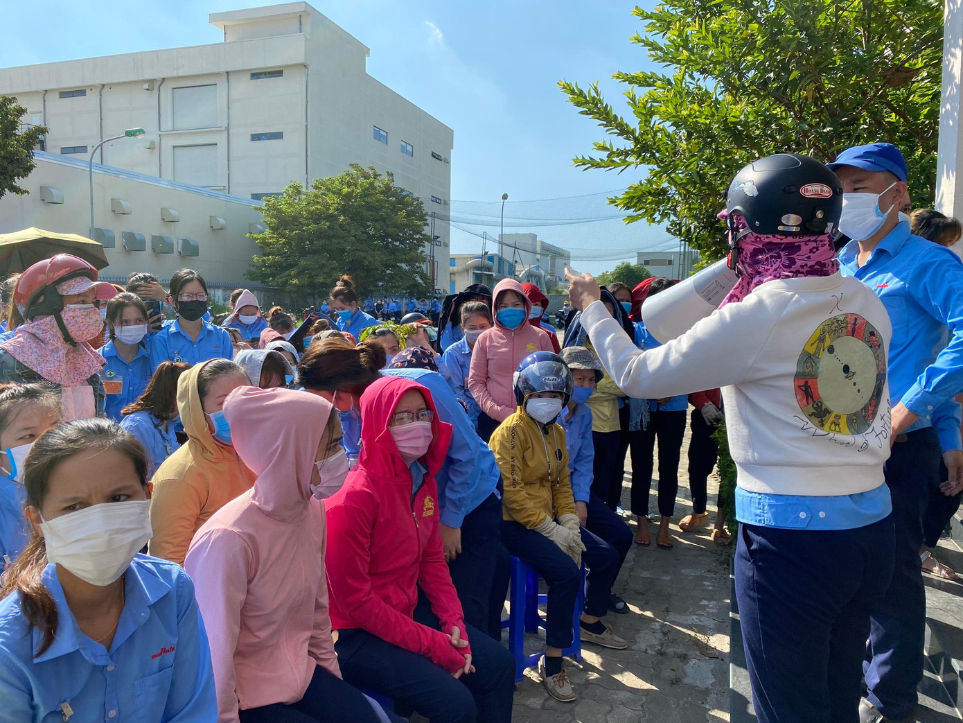 Hàng trăm công nhân đã đến trụ sở Trung tâm Văn hóa Thể thao công nhân từ sáng sớm để chờ được xếp hàng lấy mẫu. Phía bên ngoài trung tâm, công nhân tập trung đông đúc và chen lấn nhau. Trung tâm Y tế quận Liên Chiểu đã đề nghị lãnh đạo công ty thông báo cho công nhân đến lấy mẫu theo khung giờ để được đảm bảo giãn cách.