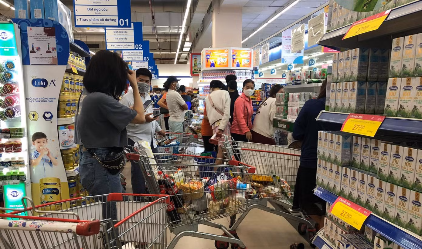 Trưa cùng ngày, trên cơ sở xem xét diễn biến dịch hiện nay, UBND TP Đà Nẵng đã quyết định chủ trương áp dụng Chỉ thị số 16/CT-TTg của Thủ tướng Chính phủ về thực hiện các biện pháp cấp bách phòng, chống dịch COVID-19 tại địa bàn 4 phường nói trên bắt đầu từ 0h ngày 17/7/2021 cho đến khi có thông báo mới.