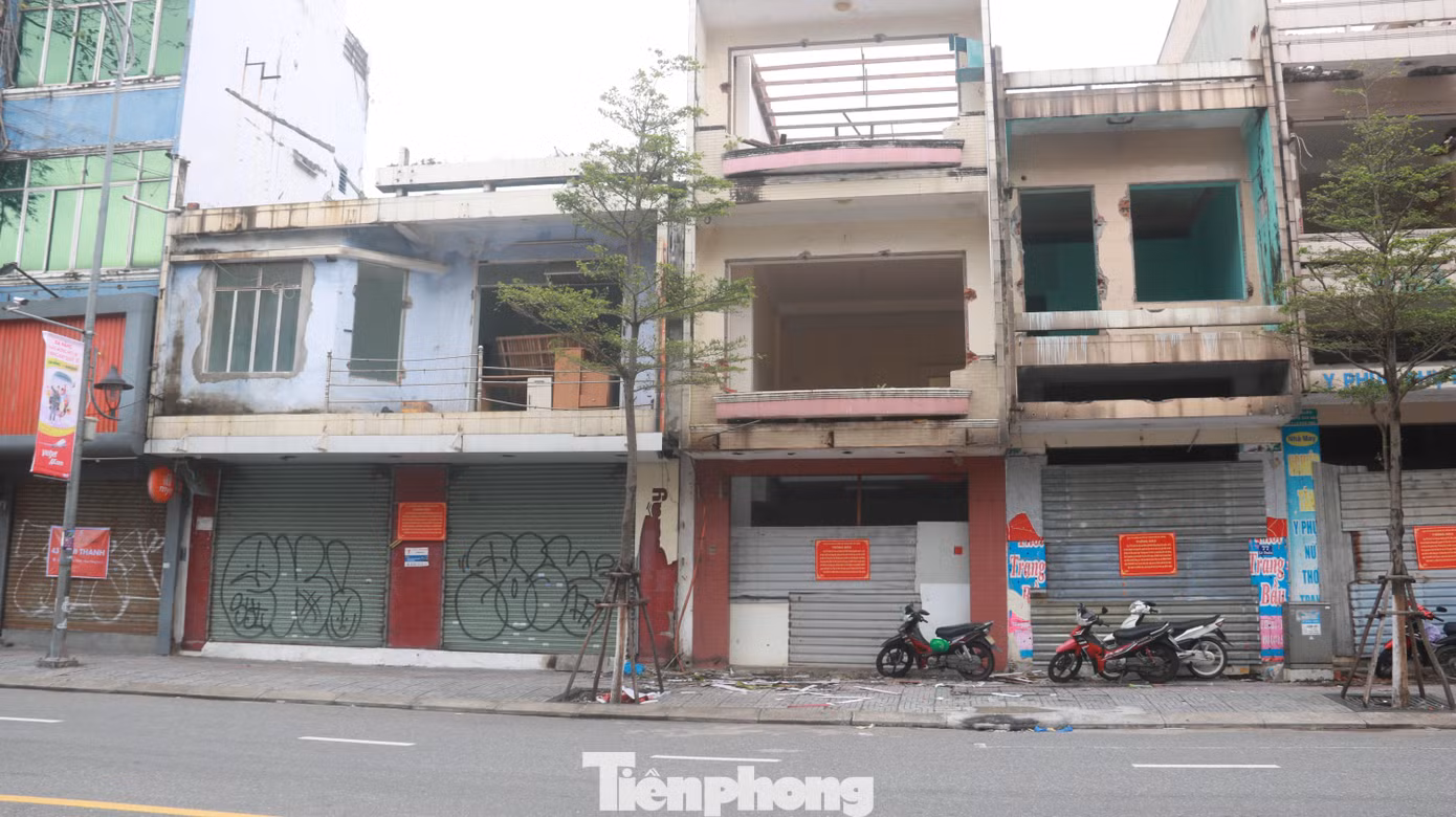 Năm 2021, UBND TP Đà Nẵng đã giao cho UBND quận Hải Châu tiến hành giải tỏa đền bù, bàn giao mặt bằng đối với các hồ sơ còn lại chưa thực hiện đền bù giải tỏa và bàn giao toàn bộ các hồ sơ đã đền bù tại khu vực sân vận động Chi Lăng đã đền bù tại khu vực sân vận động Chi Lăng cho Cục thi hành án dân sự TP để thực hiện thi hành án theo quy định. Tuy nhiên, thời điểm đó, dịch bệnh COVID-19 bùng phát, buôn bán khó khăn nên các hộ dân đã xin gia hạn đến hết tháng 3/2022 sẽ bàn giao mặt bằng.