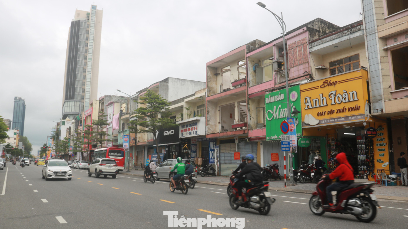 Theo Cục Thi hành án dân sự TP Đà Nẵng, khu phức hợp sân vận động Chi Lăng mới được phê duyệt sơ đồ ranh giới, chưa được lập, phê duyệt quy hoạch chi tiết nên người nhận chuyển nhượng cũng không thể sử dụng đất vì việc sử dụng đất bắt buộc phải phù hợp với quy hoạch. Điều này dẫn tới việc các tổ chức, cá nhân không thể tham gia đấu giá để mua lại tài sản và làm cho việc xử lý tài sản kê biên để thi hành án chưa thực hiện được. Đây là một trong những khó khăn, vướng mắc đã được Cục Thi hành án dân sự TP Đà Nẵng báo cáo lên cơ quan chức năng TP. Theo Cục Thi hành án dân sự TP Đà Nẵng, khu phức hợp sân vận động Chi Lăng mới được phê duyệt sơ đồ ranh giới, chưa được lập, phê duyệt quy hoạch chi tiết nên người nhận chuyển nhượng cũng không thể sử dụng đất vì việc sử dụng đất bắt buộc phải phù hợp với quy hoạch. Điều này dẫn tới việc các tổ chức, cá nhân không thể tham gia đấu giá để mua lại tài sản và làm cho việc xử lý tài sản kê biên để thi hành án chưa thực hiện được. Đây là một trong những khó khăn, vướng mắc đã được Cục Thi hành án dân sự TP Đà Nẵng báo cáo lên cơ quan chức năng TP.