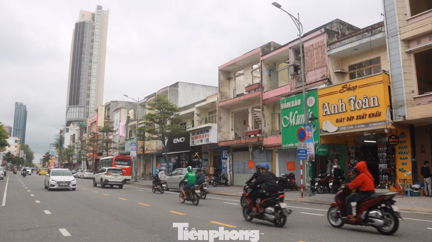 Theo Cục Thi hành án dân sự TP Đà Nẵng, khu phức hợp sân vận động Chi Lăng mới được phê duyệt sơ đồ ranh giới, chưa được lập, phê duyệt quy hoạch chi tiết nên người nhận chuyển nhượng cũng không thể sử dụng đất vì việc sử dụng đất bắt buộc phải phù hợp với quy hoạch. Điều này dẫn tới việc các tổ chức, cá nhân không thể tham gia đấu giá để mua lại tài sản và làm cho việc xử lý tài sản kê biên để thi hành án chưa thực hiện được. Đây là một trong những khó khăn, vướng mắc đã được Cục Thi hành án dân sự TP Đà Nẵng báo cáo lên cơ quan chức năng TP.