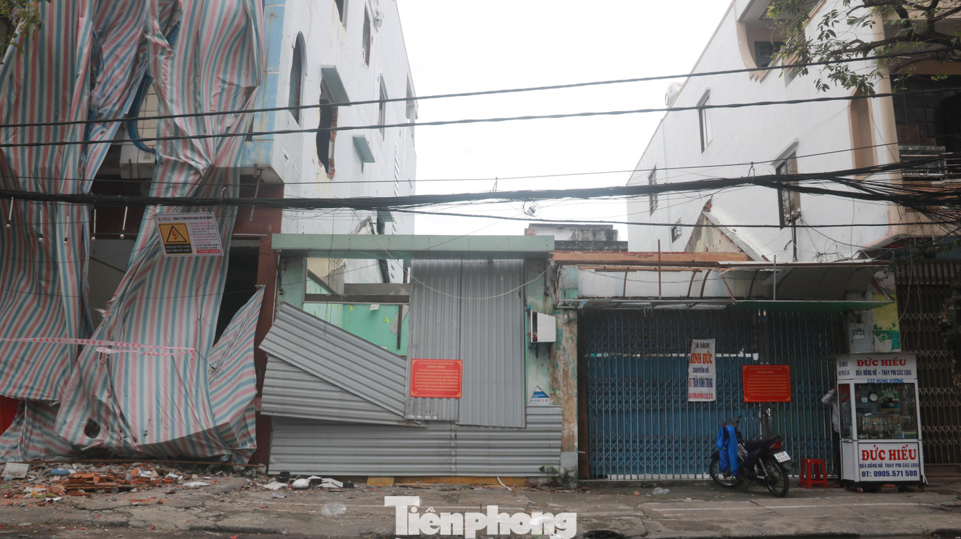 Người dân dọc các tuyến đường quanh sân vận động Chi Lăng chấp hành yêu cầu của chính quyền, tự di dời để bàn giao lại mặt bằng. Người dân dọc các tuyến đường quanh sân vận động Chi Lăng chấp hành yêu cầu của chính quyền, tự di dời để bàn giao lại mặt bằng.