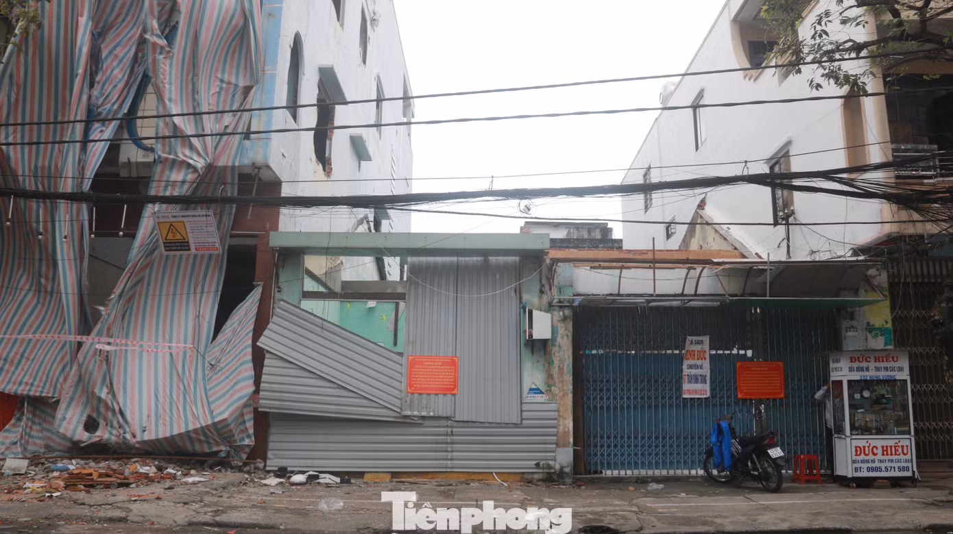 Người dân dọc các tuyến đường quanh sân vận động Chi Lăng chấp hành yêu cầu của chính quyền, tự di dời để bàn giao lại mặt bằng.