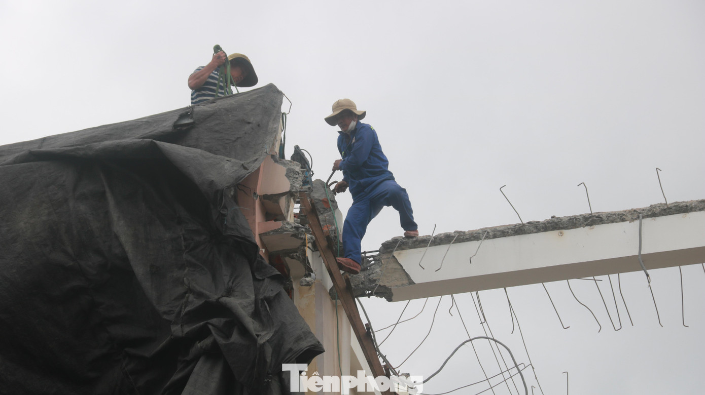 Ngày 26/4/2018, Cục Thi hành án dân sự TP HCM ủy thác cho Cục Thi hành án dân sự TP Đà Nẵng, thi hành án bản của Phạm Công Danh và đồng phạm, xử lý tài sản thế chấp là các lô đất thuộc khu vực sân vận động Chi Lăng. Tuy nhiên, việc thi hành án đối với sân vận động Chi Lăng gặp nhiều khó khăn, vướng mắc về mặt pháp lý. Ngày 26/4/2018, Cục Thi hành án dân sự TP HCM ủy thác cho Cục Thi hành án dân sự TP Đà Nẵng, thi hành án bản của Phạm Công Danh và đồng phạm, xử lý tài sản thế chấp là các lô đất thuộc khu vực sân vận động Chi Lăng. Tuy nhiên, việc thi hành án đối với sân vận động Chi Lăng gặp nhiều khó khăn, vướng mắc về mặt pháp lý.