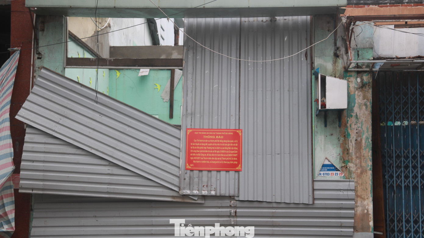 Theo tìm hiểu, tài sản thế chấp là 10 lô đất trong Khu phức hợp sân vận động Chi Lăng. Nhưng theo Luật Đất đai 2003, Khu phức hợp sân vận động Chi Lăng thuộc diện đất sản xuất, kinh doanh, dịch vụ nên thời hạn sử dụng đất có thời hạn. Trong khi đó, 10 giấy chứng nhận quyền sử dụng đất, quyền sở hữu nhà ở và tài sản gắn liền với đất tại dự án này được cấp năm 2011 với thời hạn sử dụng đất lâu dài là vi phạm pháp luật đất đai về thời hạn sử dụng đất. Căn cứ Kết luận năm 2012 của Thanh tra Chính phủ, Đà Nẵng phải thu hồi những sổ hồng này để điều chỉnh thời hạn sử dụng đất phù hợp với quy định… Theo tìm hiểu, tài sản thế chấp là 10 lô đất trong Khu phức hợp sân vận động Chi Lăng. Nhưng theo Luật Đất đai 2003, Khu phức hợp sân vận động Chi Lăng thuộc diện đất sản xuất, kinh doanh, dịch vụ nên thời hạn sử dụng đất có thời hạn. Trong khi đó, 10 giấy chứng nhận quyền sử dụng đất, quyền sở hữu nhà ở và tài sản gắn liền với đất tại dự án này được cấp năm 2011 với thời hạn sử dụng đất lâu dài là vi phạm pháp luật đất đai về thời hạn sử dụng đất. Căn cứ Kết luận năm 2012 của Thanh tra Chính phủ, Đà Nẵng phải thu hồi những sổ hồng này để điều chỉnh thời hạn sử dụng đất phù hợp với quy định…