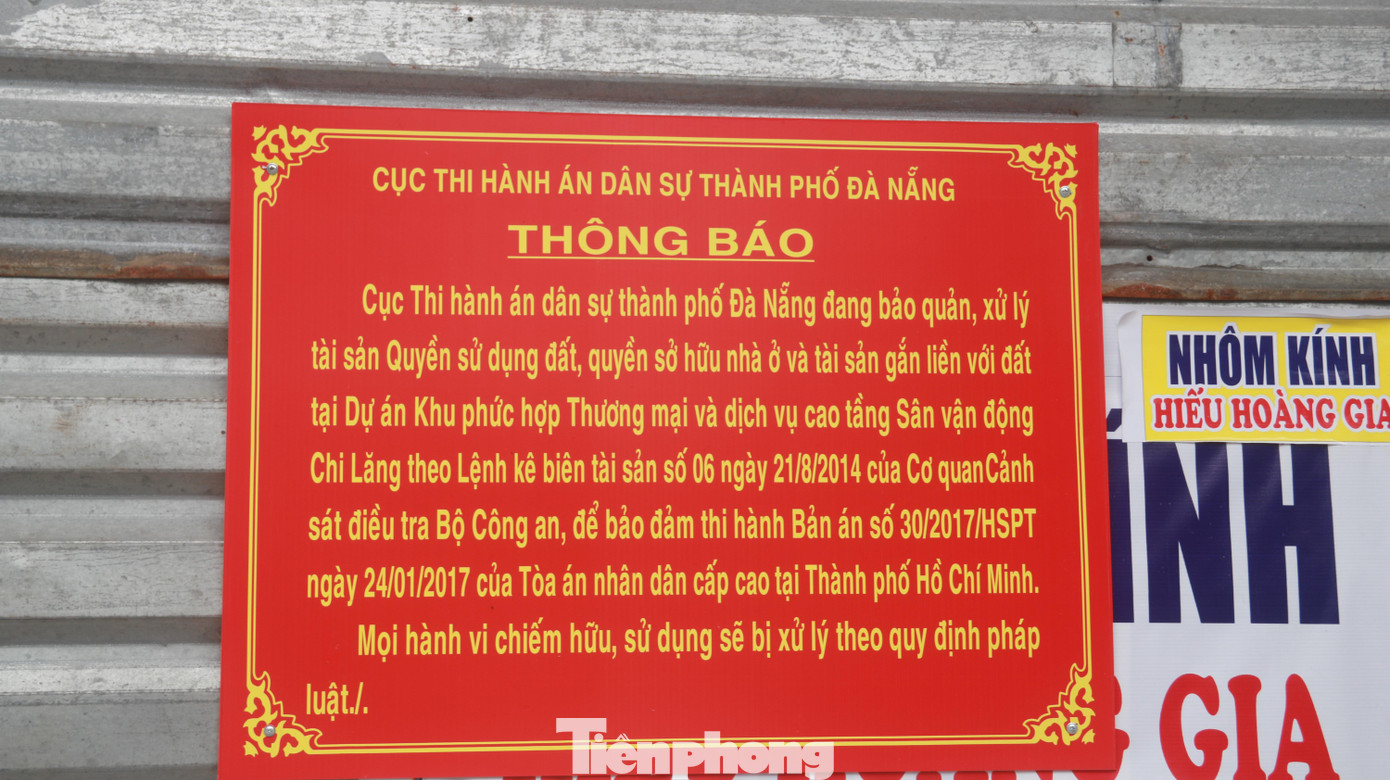 Để đảm bảo thi hành bản án số 30 ngày 24/1/2017 của TAND cấp cao tại TP HCM liên quan đến Phạm Công Danh và Tập đoàn Thiên Thanh, cơ quan chức năng TP Đà Nẵng đã dán thông báo của Cục Thi hành án dân sự TP Đà Nẵng lên các căn nhà thuộc diện thu hồi quanh sân vận động Chi Lăng, dọc các tuyến đường Lê Duẩn, Hùng Vương, Chi Lăng, Ngô Gia Tự. Để đảm bảo thi hành bản án số 30 ngày 24/1/2017 của TAND cấp cao tại TP HCM liên quan đến Phạm Công Danh và Tập đoàn Thiên Thanh, cơ quan chức năng TP Đà Nẵng đã dán thông báo của Cục Thi hành án dân sự TP Đà Nẵng lên các căn nhà thuộc diện thu hồi quanh sân vận động Chi Lăng, dọc các tuyến đường Lê Duẩn, Hùng Vương, Chi Lăng, Ngô Gia Tự.