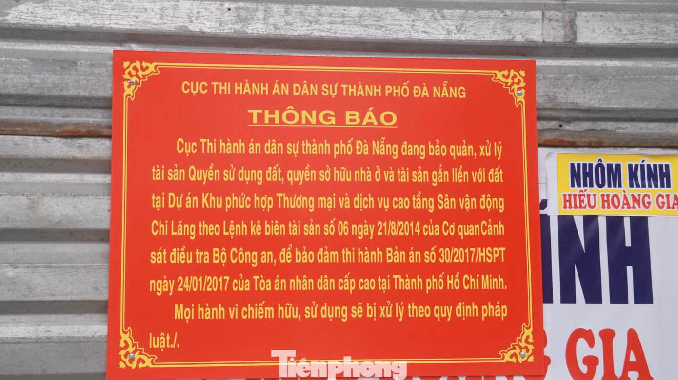 Để đảm bảo thi hành bản án số 30 ngày 24/1/2017 của TAND cấp cao tại TP HCM liên quan đến Phạm Công Danh và Tập đoàn Thiên Thanh, cơ quan chức năng TP Đà Nẵng đã dán thông báo của Cục Thi hành án dân sự TP Đà Nẵng lên các căn nhà thuộc diện thu hồi quanh sân vận động Chi Lăng, dọc các tuyến đường Lê Duẩn, Hùng Vương, Chi Lăng, Ngô Gia Tự.