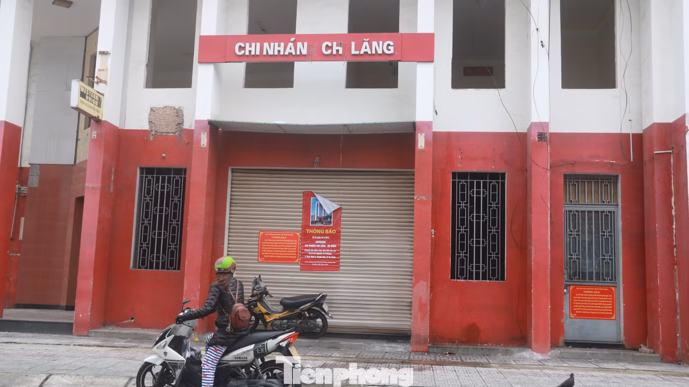 Một chi nhánh ngân hàng trên đường Ngô Gia Tự cạnh sân vận động Chi Lăng đã di dời, bàn giao mặt bằng theo quy định và thông báo của cơ quan quan chức năng TP.
