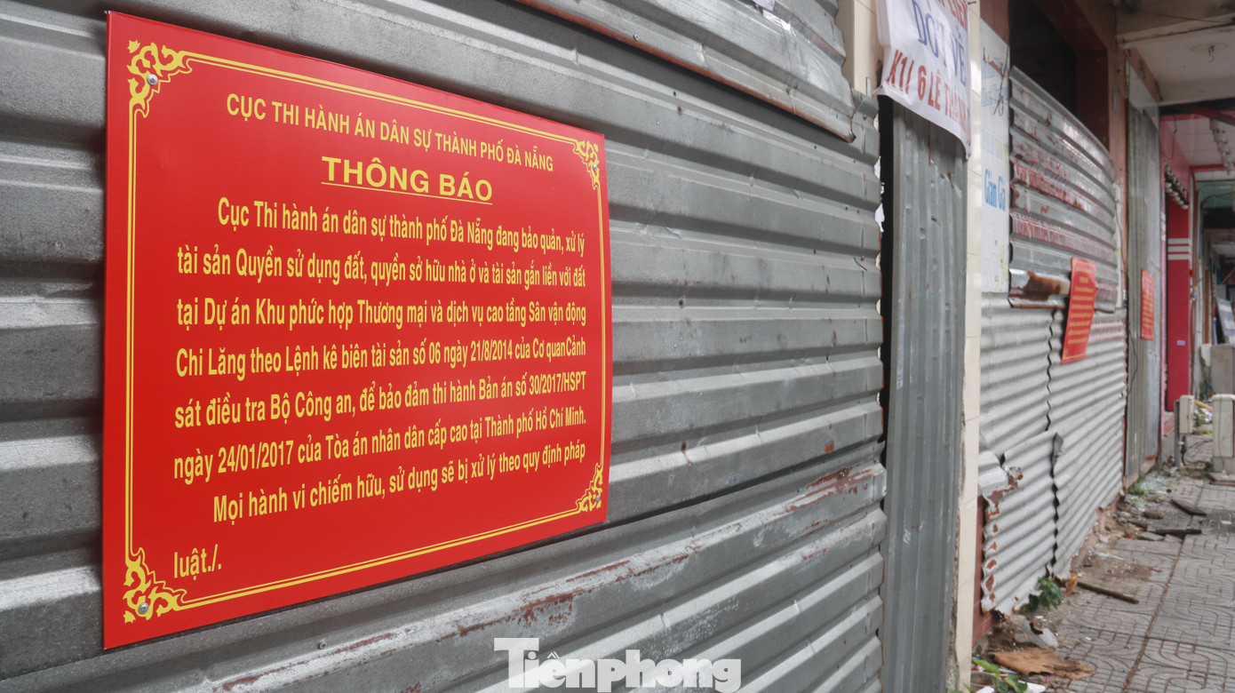 Ngày 29/7/2014, Phạm Công Danh, nguyên Chủ tịch HĐQT của VNCB, Chủ tịch Tập đoàn Thiên Thanh cùng một số lãnh đạo VNCB và Tập đoàn Thiên Thanh bị khởi tố, bắt tạm giam phục vụ điều tra vụ án “cố ý làm trái quy định của Nhà nước về quản lý kinh tế gây hậu quả nghiêm trọng”. Năm 2016 và 2017, Phạm Công Danh và các bị cáo được đưa ra xét xử tại TAND các cấp. Bản án hình sự phúc thẩm số 30/2017/HSPT của TAND cấp cao tại TP HCM đã tuyên giữ nguyên toàn bộ bản án hình sự sơ thẩm (số 332/2016/HSST) của TAND TP.HCM. Nhiều tài sản là bất động sản của Phạm Công Danh và Tập đoàn Thiên Thanh được yêu cầu kê biên, đảm bảo thi hành án, trong đó có sân vận động Chi Lăng. Ngày 29/7/2014, Phạm Công Danh, nguyên Chủ tịch HĐQT của VNCB, Chủ tịch Tập đoàn Thiên Thanh cùng một số lãnh đạo VNCB và Tập đoàn Thiên Thanh bị khởi tố, bắt tạm giam phục vụ điều tra vụ án “cố ý làm trái quy định của Nhà nước về quản lý kinh tế gây hậu quả nghiêm trọng”. Năm 2016 và 2017, Phạm Công Danh và các bị cáo được đưa ra xét xử tại TAND các cấp. Bản án hình sự phúc thẩm số 30/2017/HSPT của TAND cấp cao tại TP HCM đã tuyên giữ nguyên toàn bộ bản án hình sự sơ thẩm (số 332/2016/HSST) của TAND TP.HCM. Nhiều tài sản là bất động sản của Phạm Công Danh và Tập đoàn Thiên Thanh được yêu cầu kê biên, đảm bảo thi hành án, trong đó có sân vận động Chi Lăng.