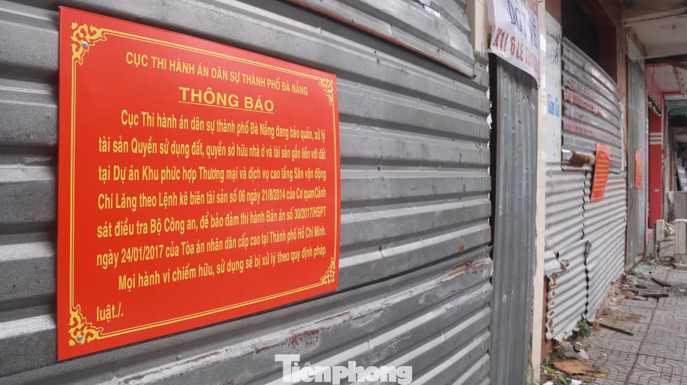 Ngày 29/7/2014, Phạm Công Danh, nguyên Chủ tịch HĐQT của VNCB, Chủ tịch Tập đoàn Thiên Thanh cùng một số lãnh đạo VNCB và Tập đoàn Thiên Thanh bị khởi tố, bắt tạm giam phục vụ điều tra vụ án “cố ý làm trái quy định của Nhà nước về quản lý kinh tế gây hậu quả nghiêm trọng”. Năm 2016 và 2017, Phạm Công Danh và các bị cáo được đưa ra xét xử tại TAND các cấp. Bản án hình sự phúc thẩm số 30/2017/HSPT của TAND cấp cao tại TP HCM đã tuyên giữ nguyên toàn bộ bản án hình sự sơ thẩm (số 332/2016/HSST) của TAND TP.HCM. Nhiều tài sản là bất động sản của Phạm Công Danh và Tập đoàn Thiên Thanh được yêu cầu kê biên, đảm bảo thi hành án, trong đó có sân vận động Chi Lăng.