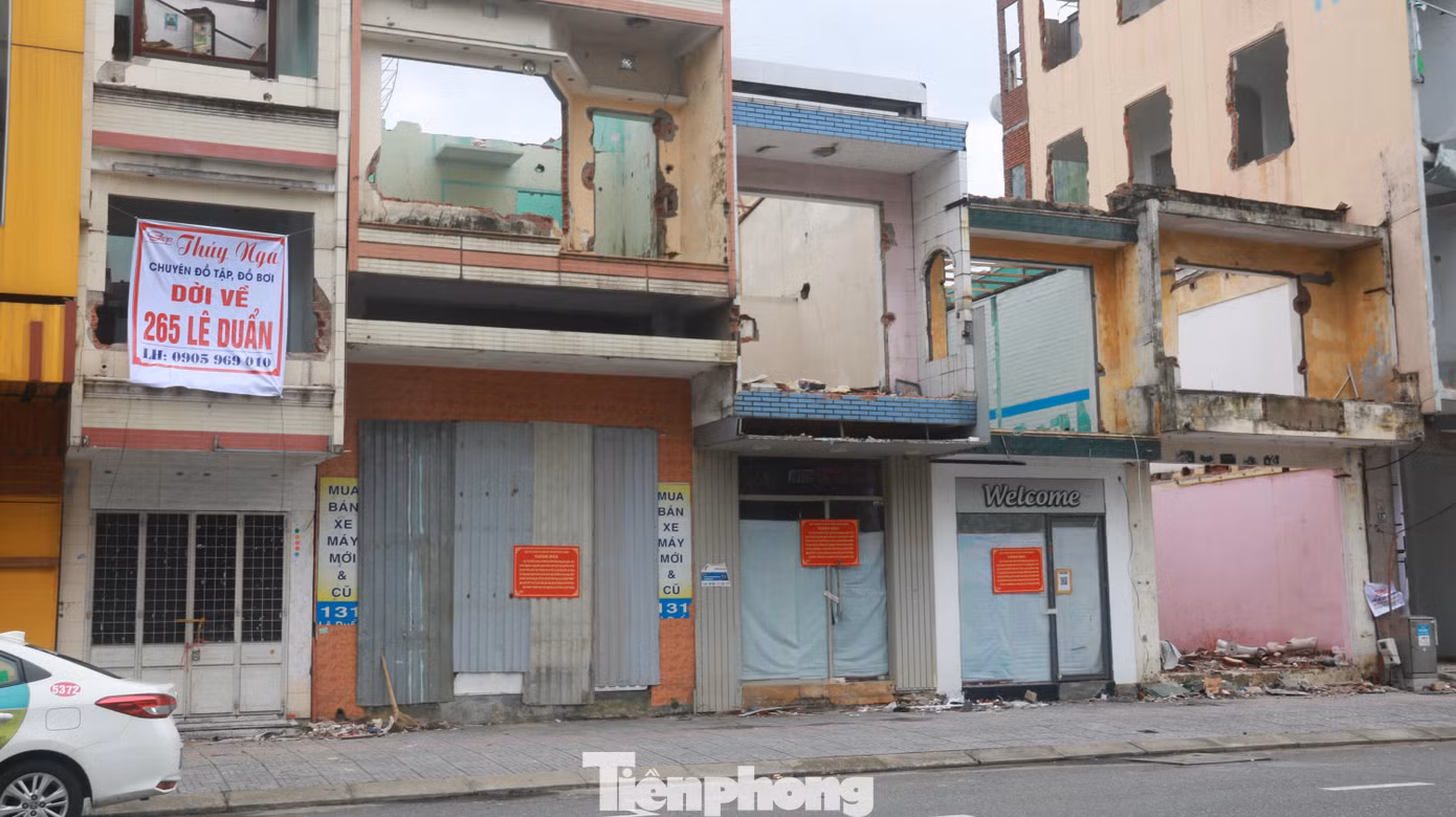Mặt tiền đường Lê Duẩn khu vực sân Chi Lăng nhiều cửa hàng đã được di dời, bắt đầu tháo dỡ. Trong khi chờ dự án triển khai, để không lãng phí mặt bằng, chính quyền đã có chủ trương hợp đồng cho thuê tạm thời mặt bằng với các hộ dân đã nhận đất tái định cư, nhận tiền đề bù hỗ trợ nhưng chưa di dời, các cá nhân, tổ chức…để kinh doanh, buôn bán.