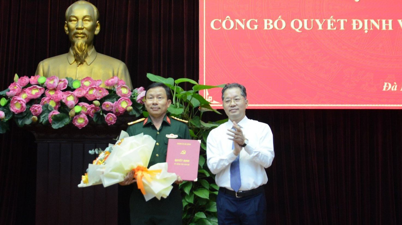 Ông Nguyễn Văn Quảng, Bí thư Thành ủy Đà Nẵng trao quyết định cho ông Đoàn Duy Tân.