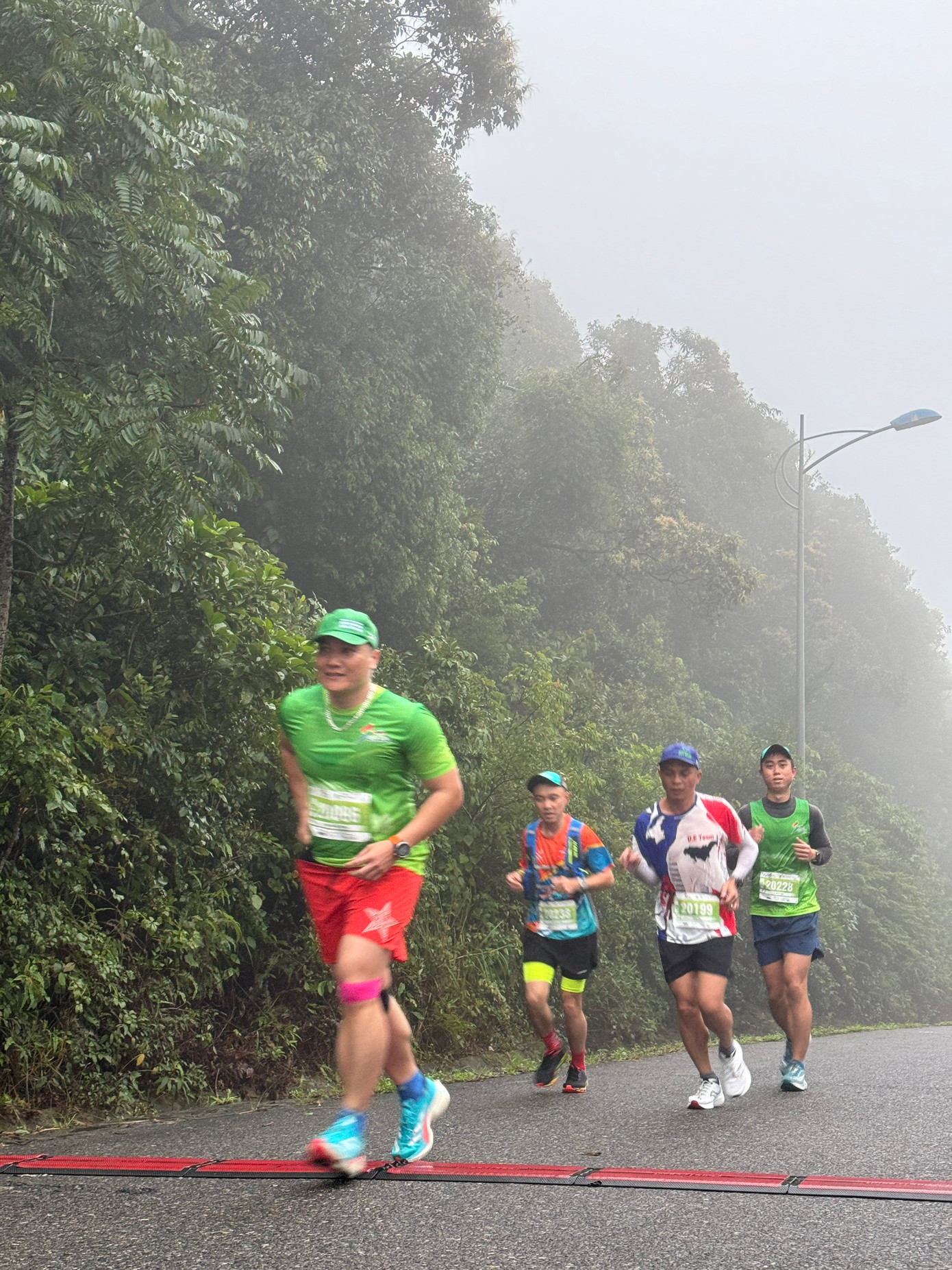 Các VĐV chạy trong sương mù, giá lạnh ở bán đảo Sơn Trà. Các VĐV chạy trong sương mù, giá lạnh ở bán đảo Sơn Trà.