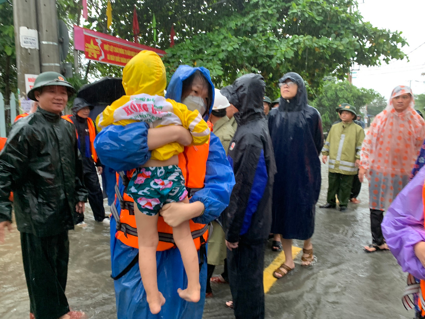 Hiện nay, trên địa bàn TP Đà Nẵng đang xảy ra tình trạng ngập lụt cục bộ trên nhiều địa bàn.