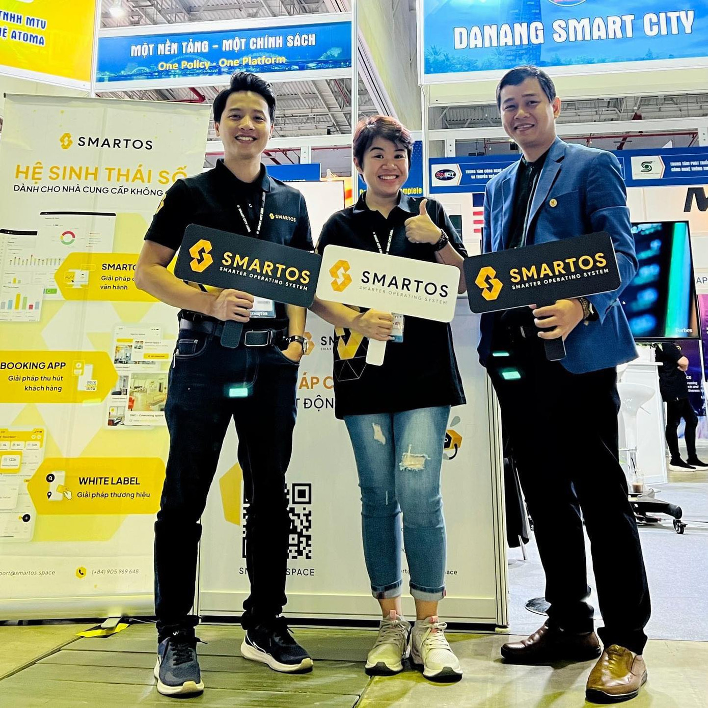 Anh Nguyễn Văn Chương, Giám đốc điều hành Vườn ươm Doanh nghiệp Đà Nẵng (DNES), chụp hình lưu niệm cùng đại diện Smartos tại Smart Asia City 2023.