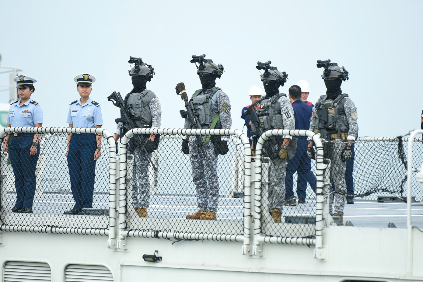 Thủy thủ đoàn làm nhiệm vụ trên tàu của Lực lượng Bảo vệ bờ biển Philippines. Thủy thủ đoàn làm nhiệm vụ trên tàu của Lực lượng Bảo vệ bờ biển Philippines.