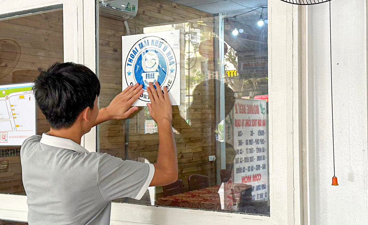 Để kịp phục vụ khách du lịch đến TP trong dịp hè, UBND quận Sơn Trà đã giao Phòng TN&MT làm cơ quan đầu mối, hỗ trợ các địa phương và sử dụng kinh phí sự nghiệp của đơn vị để in biểu tượng của xã hội hóa nhà vệ sinh công cộng với thông điệp bằng tiếng Việt và tiếng Anh, dán tại các nhà hàng, khách sạn, cơ sở kinh doanh, dịch vụ. Để kịp phục vụ khách du lịch đến TP trong dịp hè, UBND quận Sơn Trà đã giao Phòng TN&MT làm cơ quan đầu mối, hỗ trợ các địa phương và sử dụng kinh phí sự nghiệp của đơn vị để in biểu tượng của xã hội hóa nhà vệ sinh công cộng với thông điệp bằng tiếng Việt và tiếng Anh, dán tại các nhà hàng, khách sạn, cơ sở kinh doanh, dịch vụ.