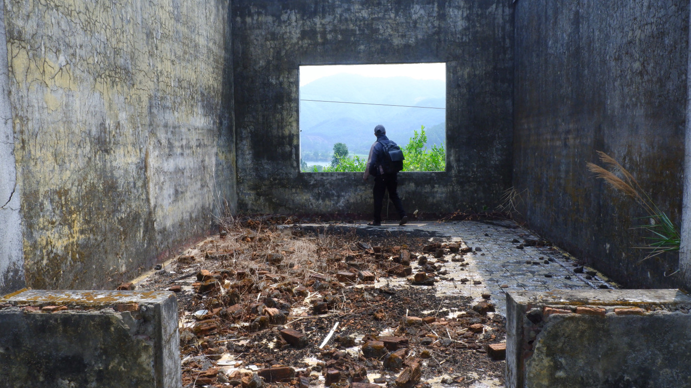 Trao đổi với PV Tiền Phong, ông Phan Duy Anh - Phó chủ tịch UBND huyện Hòa Vang - cho biết: UBND huyện đang làm các thủ tục để thanh lý tài sản còn lại tại trung tâm. Huyện cũng đang triển khai làm các thủ tục để chuyển đổi khu đất theo quy hoạch là đất thương mại - dịch vụ. Sau khi được chuyển đổi, huyện sẽ tổ chức đấu thầu và kêu gọi thu hút nhà đầu tư vào khu đất để khơi thông nguồn lực.