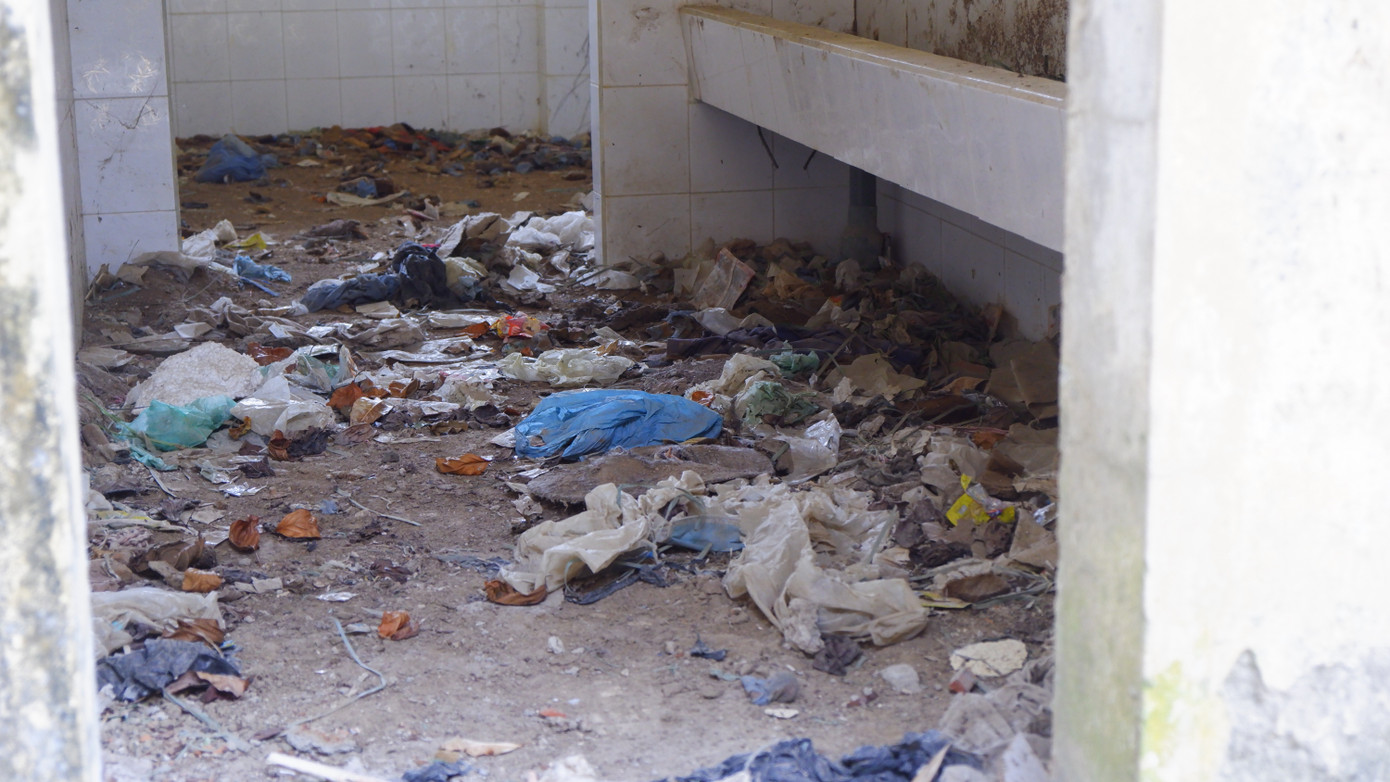 Rác thải ngập trong các dãy nhà bên trong khu đất gây ô nhiễm môi trường.