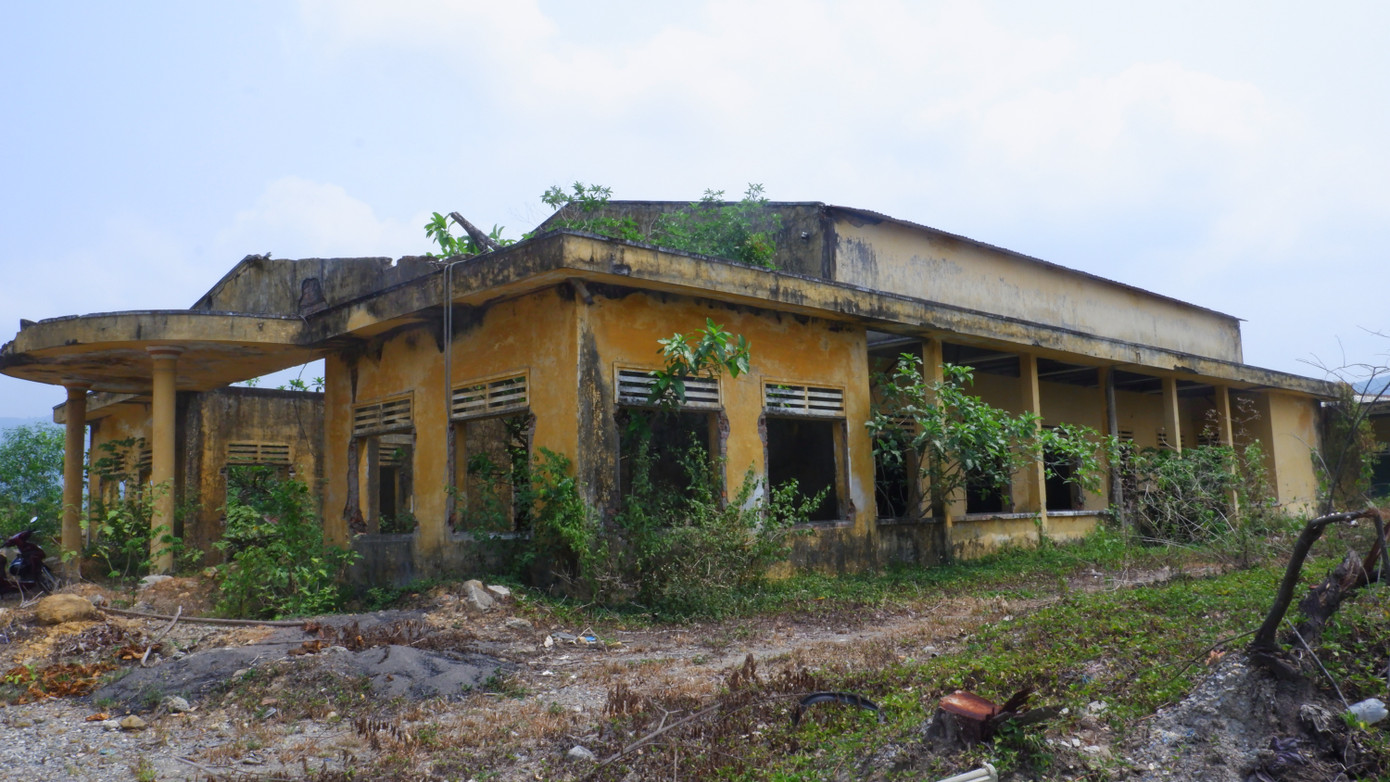 Hầu hết các tài sản là nhà trên đất còn lại ở khu đất này không còn giá trị sử dụng. Tuy nhiên, thủ tục bàn giao từ Sở Lao động, Thương binh và Xã hội (LĐTB&amp;XH) qua cho UBND huyện Hòa Vang chậm trễ. Đây là nguyên nhân chính khiến khu đất ở vị trí trung tâm được cho là "đất vàng" ở Hòa Bắc phải bỏ hoang nhiều năm nay.