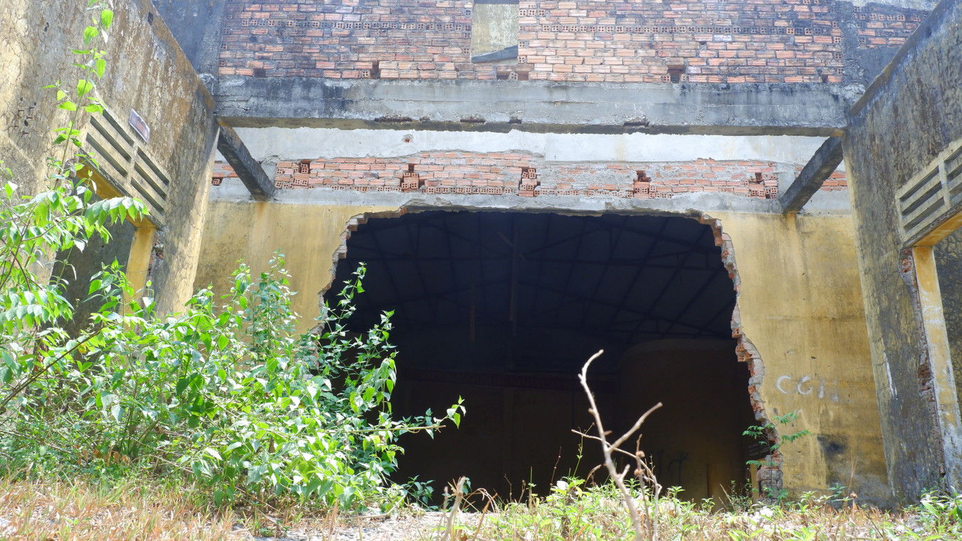 Trên diện tích đất rộng hơn 37 ha này có 7 khối nhà từng là các khu nhà ở, sinh hoạt, khu chức năng phục vụ việc giáo dục và dạy nghề. Từ khi trung tâm được di dời thì cổng ngõ, cửa sổ, cửa chính các công trình đã bị dỡ bỏ, các khối công trình bỏ hoang, chờ đổ sập.