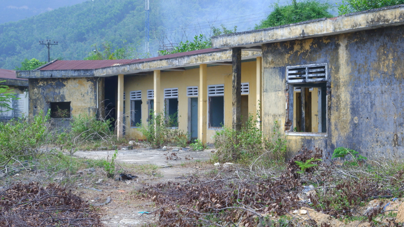 Một dãy nhà chức năng bên trong khu đất bị bỏ hoang.