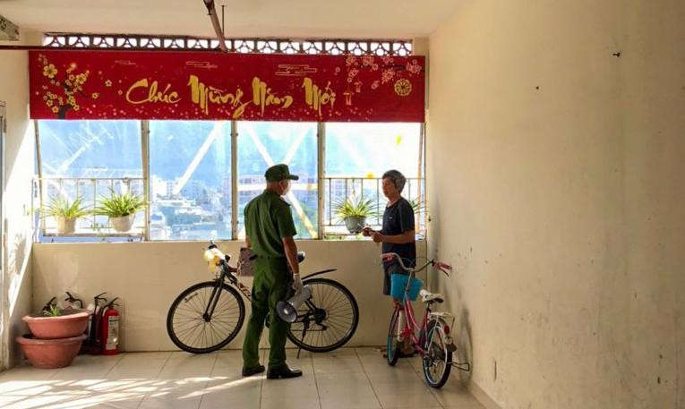 Một trường hợp vi phạm quy định bên trong khu chung cư vi phạm quy định được chiến sĩ công an phát hiện và xử lý. Một trường hợp vi phạm quy định bên trong khu chung cư vi phạm quy định được chiến sĩ công an phát hiện và xử lý.