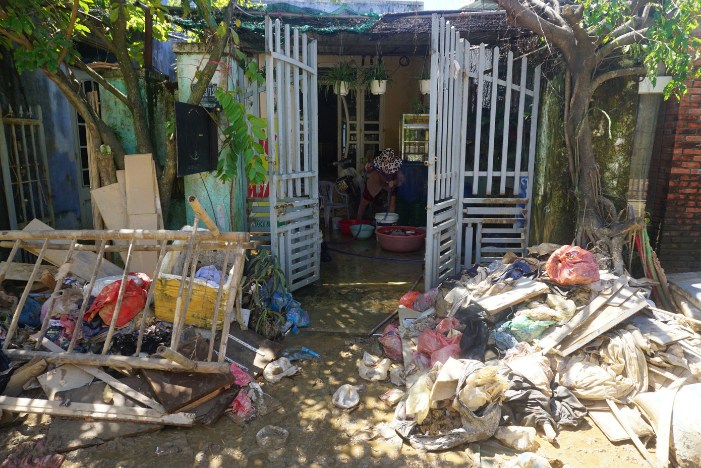 Trong đợt mưa lớn vừa qua, quận Liên Chiểu là nơi ngập nặng nhất ở Đà Nẵng với gần 28.000 ngôi nhà bị ngập. Sau khi nước rút, do lượng bùn non, rác thải nhiều, đến nay người dân vẫn chưa thể dọn dẹp xong để ổn định lại cuộc sống.