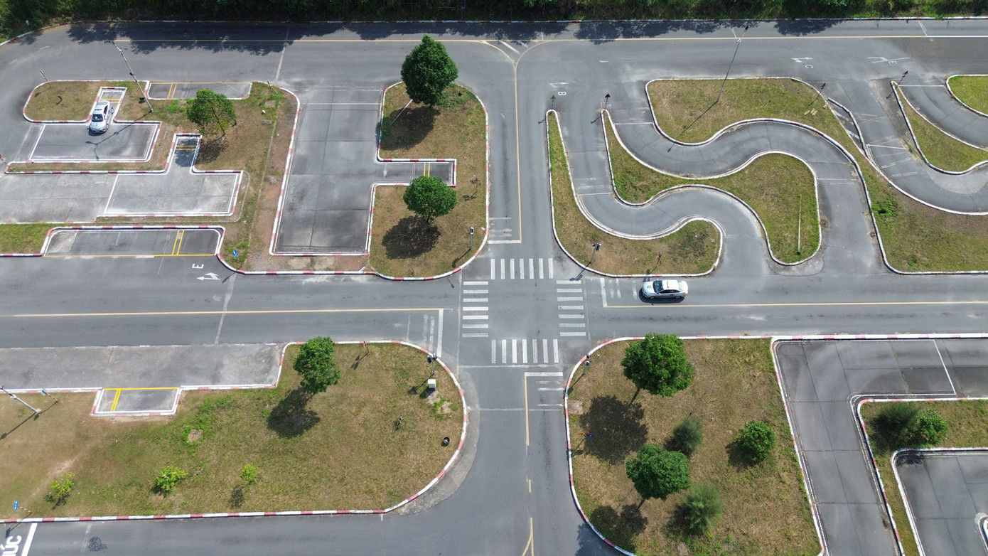 Khu vực thi sát hạch cấp bằng lái xe ô tô được giám sát tự động, kết quả thi được truyền về hệ thống giám sát. Khu vực thi sát hạch cấp bằng lái xe ô tô được giám sát tự động, kết quả thi được truyền về hệ thống giám sát.