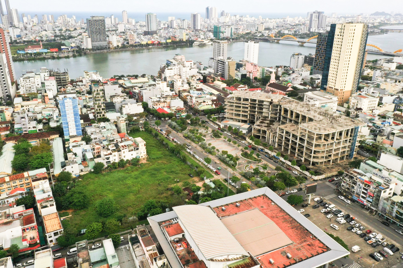 Hàng loạt dự án ở trung tâm TP Đà Nẵng bỏ hoang, thi công dang dở do vướng thủ tục pháp lý. Hàng loạt dự án ở trung tâm TP Đà Nẵng bỏ hoang, thi công dang dở do vướng thủ tục pháp lý.