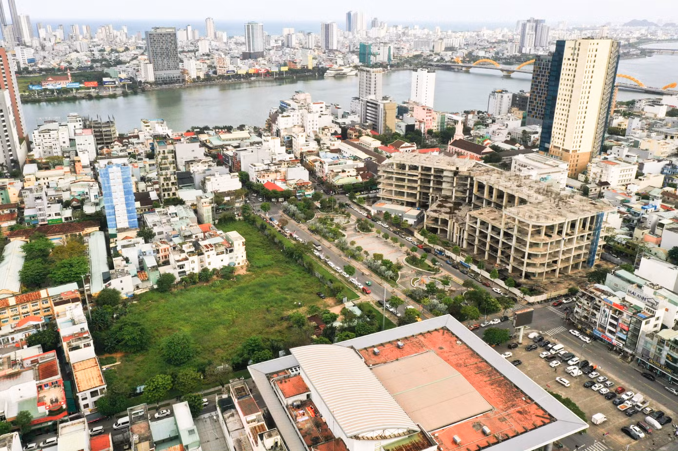 Hàng loạt dự án ở trung tâm TP Đà Nẵng bỏ hoang, thi công dang dở do vướng thủ tục pháp lý.
