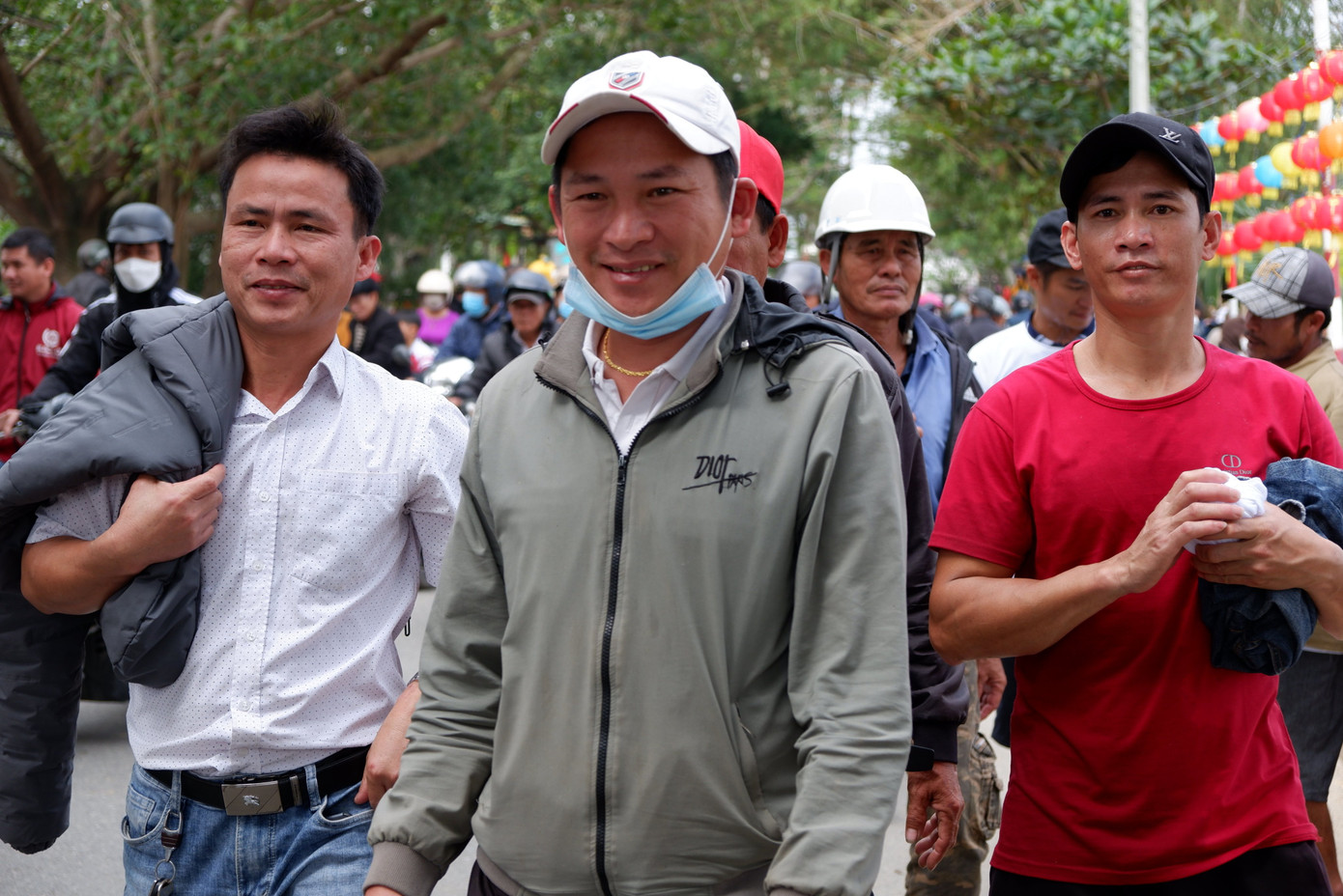 Du khách nô nức tham gia lễ hội đình làng trong những ngày đầu năm.