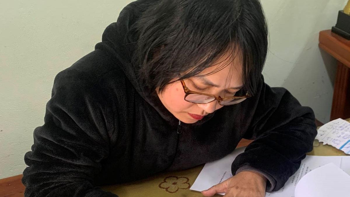 Đinh Thị Bích Thủy tại cơ quan công an. Đinh Thị Bích Thủy tại cơ quan công an.