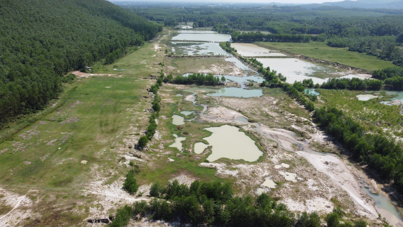 Cả một khu vực rộng lớn tại khu vực mỏ khoáng sản loang lổ sau khai thác vì không được hoàn thổ. Người dân mong muốn cơ quan chức năng sớm có biện pháp kịp thời để ngăn chặn tình trạng sạt lở, mất đất sản xuất.