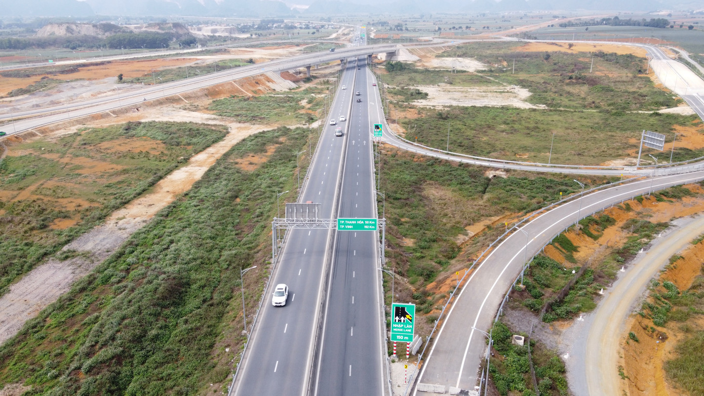 Xe cộ di chuyển trên tuyến cao tốc Mai Sơn - Quốc lộ 45.