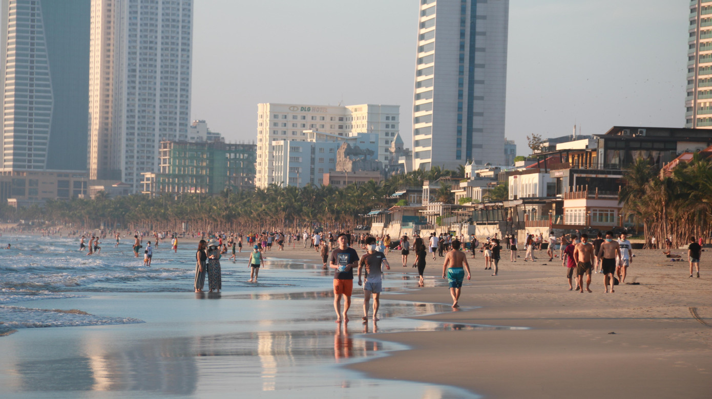 Các bãi biển Đà Nẵng lại nhộn nhịp đầy sức sống. Trước đó, ngày 14/7, UBND TP Đà Nẵng đã có văn bản tạm dừng các hoạt động để phòng chống dịch COVID-19, trong đó có việc tắm biển.