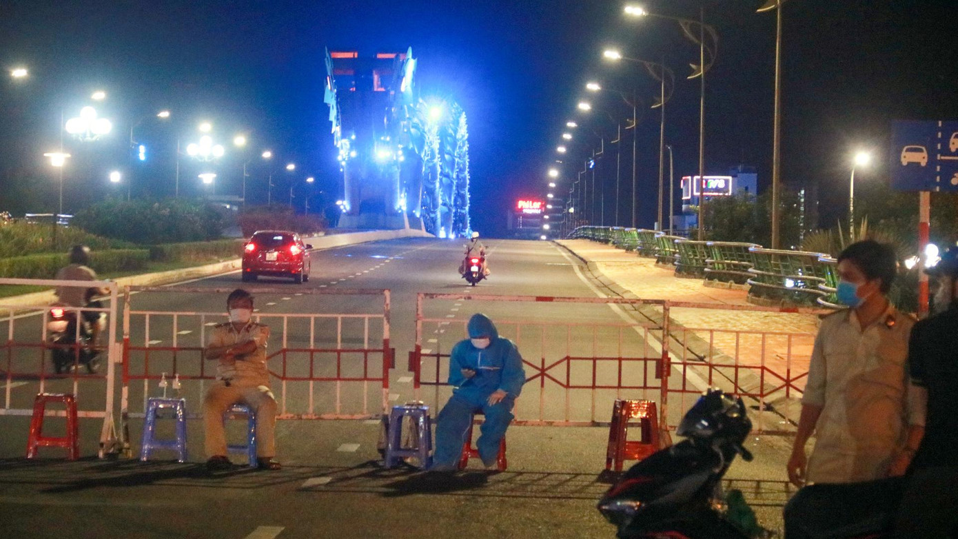 Lực lượng chức năng lập chốt kiểm soát người đi đường tại bờ đông cầu Rồng. Lực lượng chức năng lập chốt kiểm soát người đi đường tại bờ đông cầu Rồng.