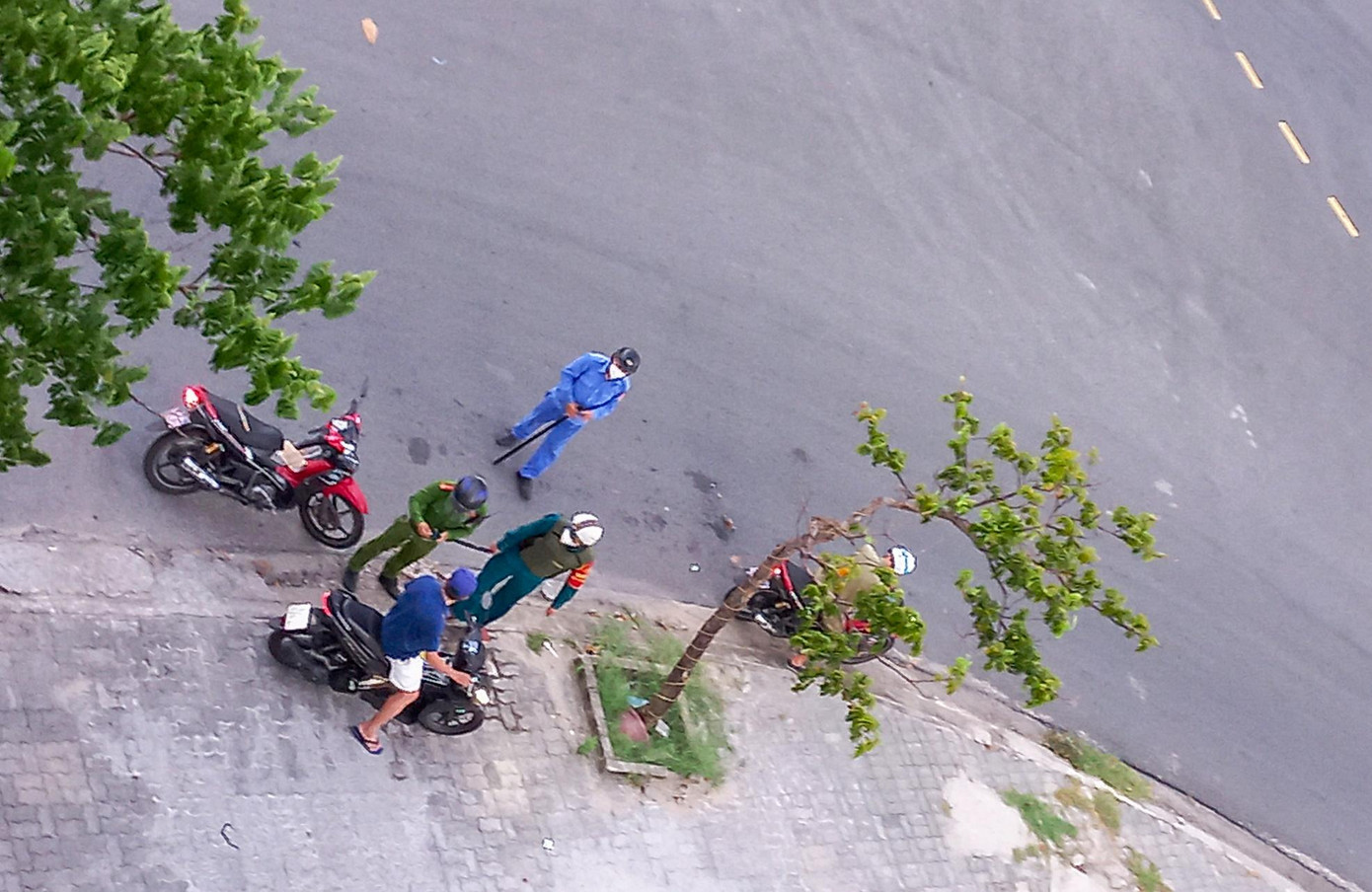 Công an phường Nại Hiên Đông (quận Sơn Trà, TP Đà Nẵng) kiểm tra người dân ra đường vào sáng sớm ngày 16/8.